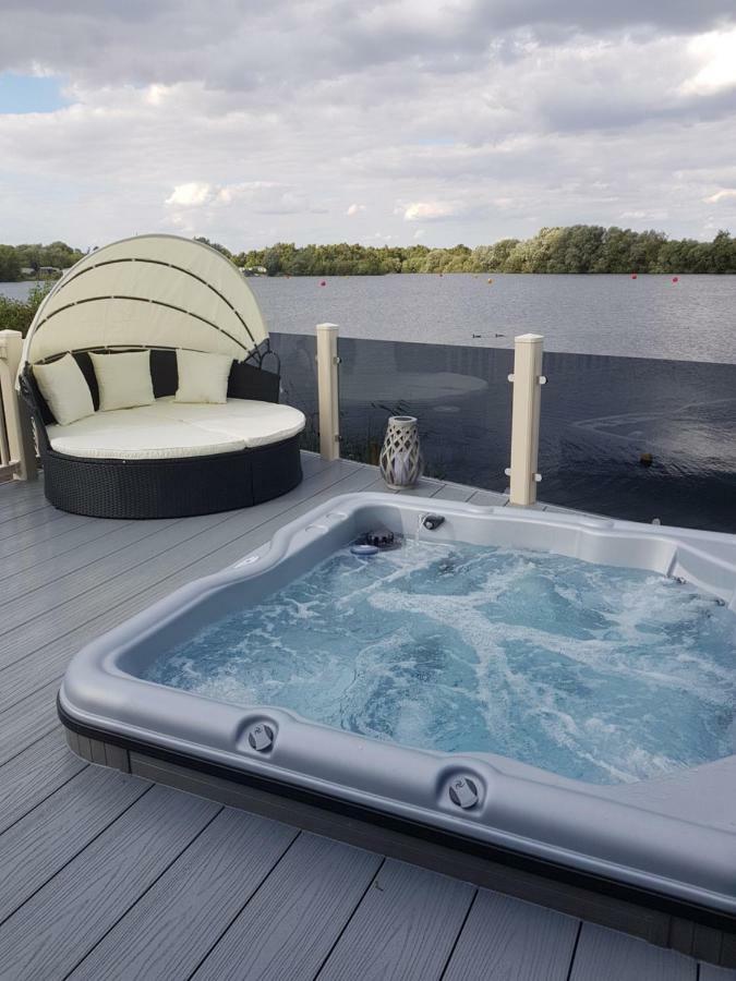 Dees hot tub breaks at Tattershall Lakes Jet Ski 4 Eksteriør bilde